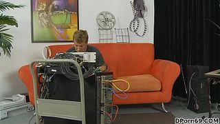 Сынок отодрал мать с большими титьками на диване, чтобы не скандалила