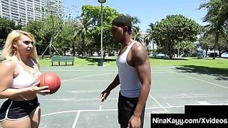 Фигуристая баба взяла в рот большой член негра и поеблась с ним в мокрую пизду