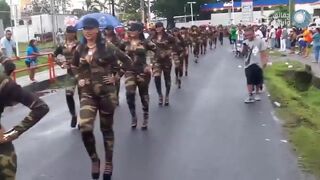 Красивые телки в военной униформе на каблуках