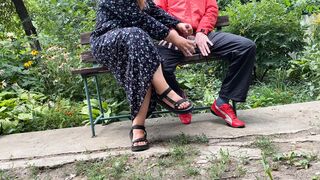 Бабка дрочит хуй соседа в селе на лавке