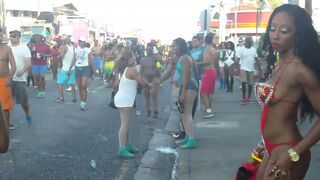 Красивые телки в белье танцуют на улице