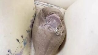 Телка приклеила хуй парня к яйцам